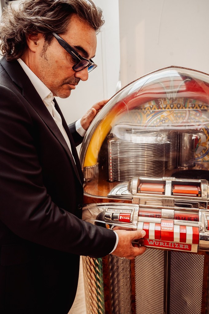 Éric Benhamou examine un juke-box ancien