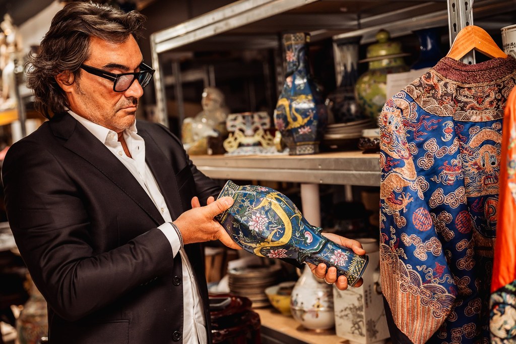 Examen de la base et de la marque d'un vase chinois ancien