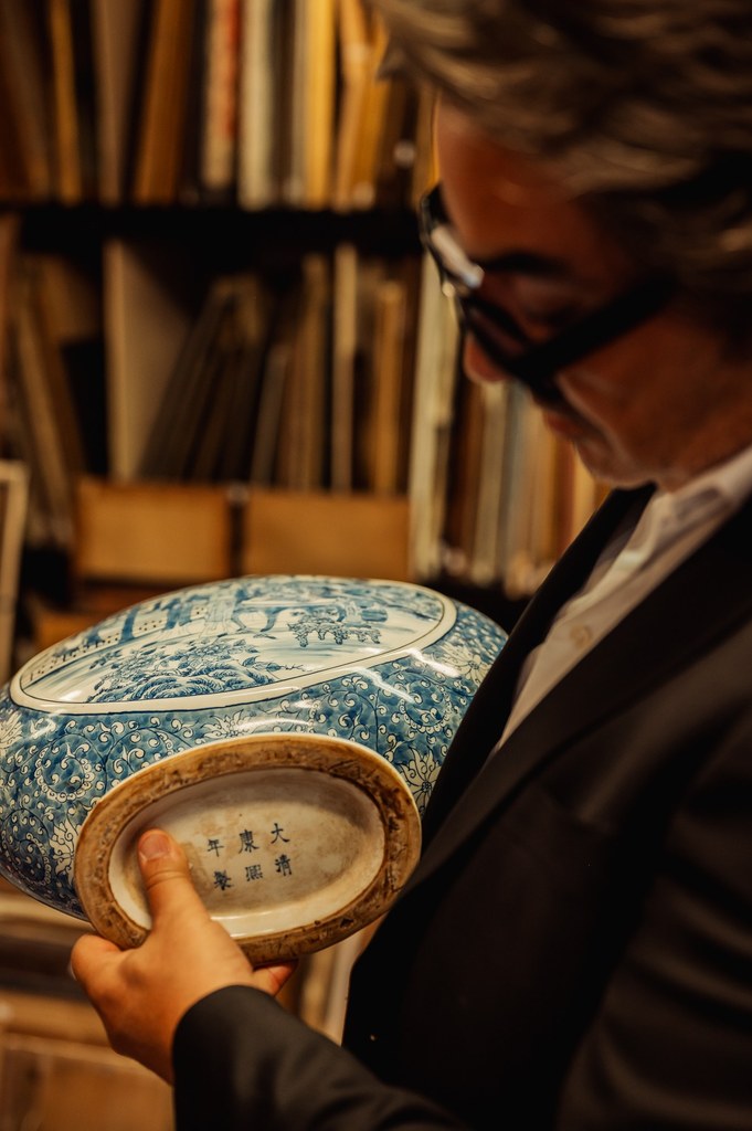 Détail du décor peint d'une porcelaine chinoise examinée par Éric Benhamou