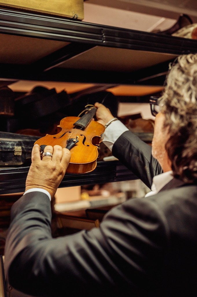 Éric Benhamou examine un violon ancien