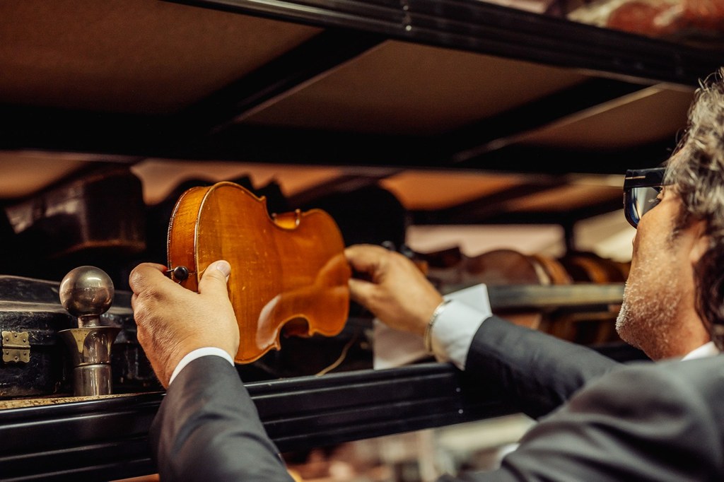 Un violon ancien sorti d'une étagère de rangement