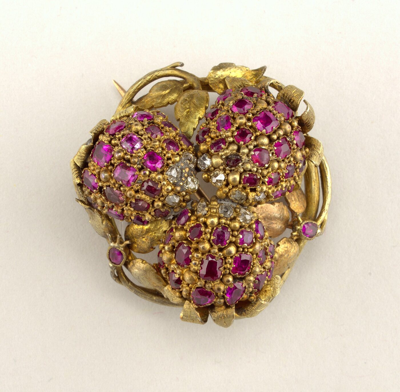Broche ancienne en or à feuillages, sertie de rubis et de diamants, France, vers 1830-1840